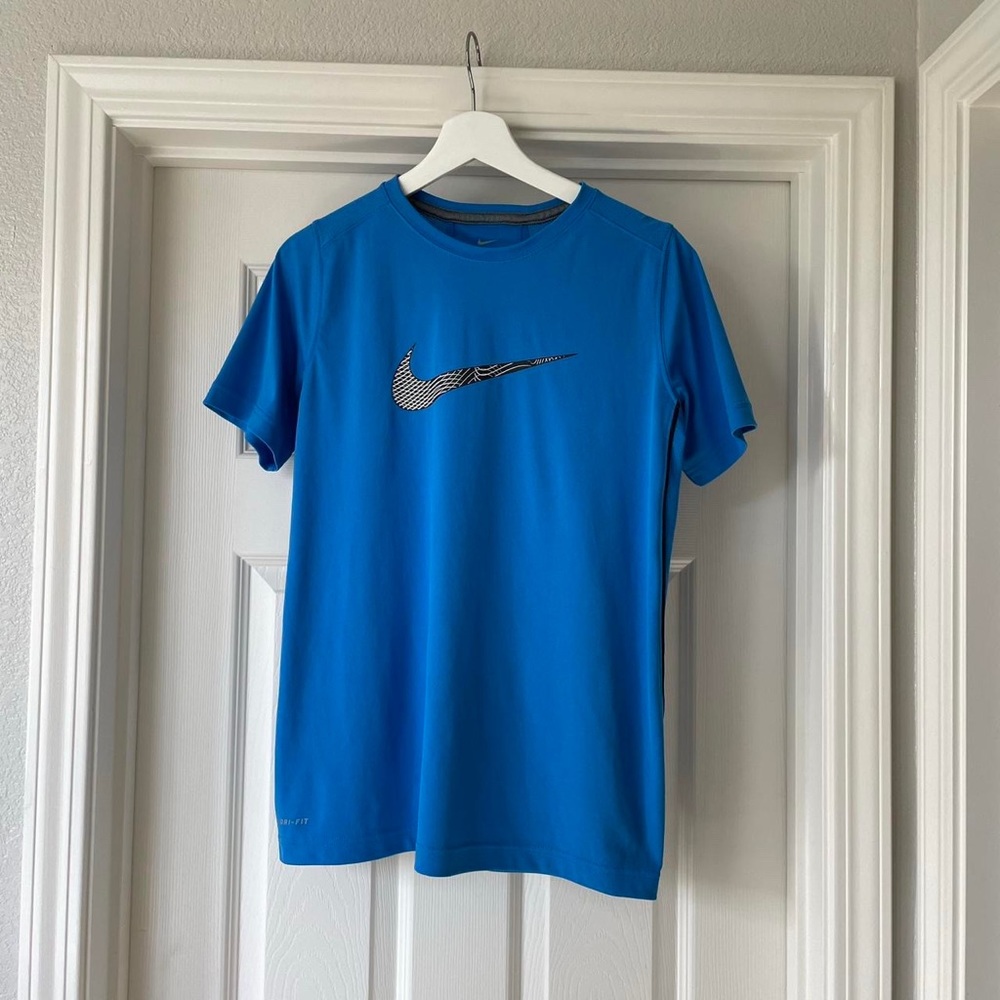 nike blue dri-fit swoosh graphic crewneck athletic t-shirt